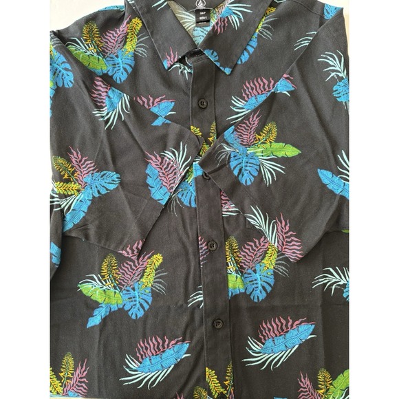 Volcom Shirt Mens Medium- Black W. Blue Feather Leaves Short Sleeve Button Up - Picture 6 of 8